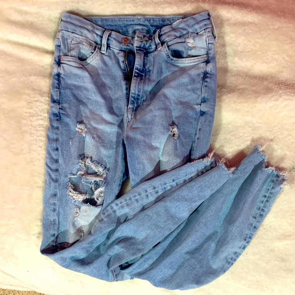 | RIPPED JEANS |